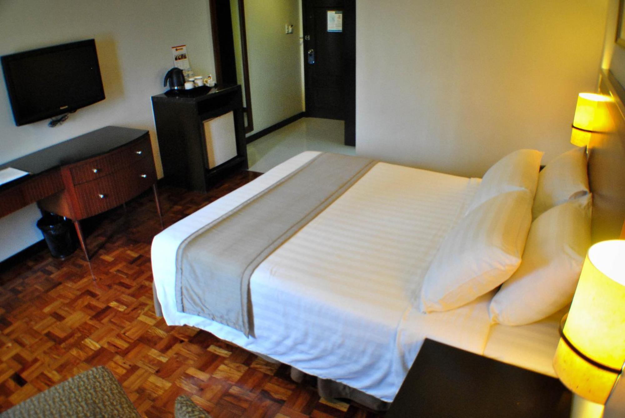 Fersal Hotel Neptune Makati Makati City Kültér fotó